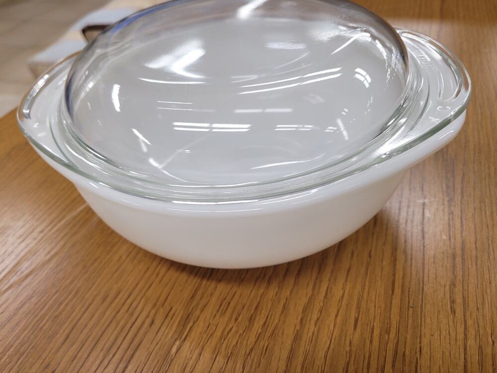 Pyrex 023 White Milk Glass Round Casserole Dish with Clear Lid, 2-Piece Set
